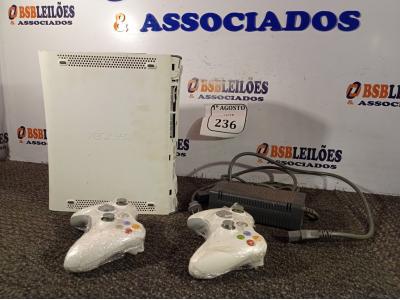LOTE 236 - 01 XBOX 360 COM FONTE E 02 CONTROLES. (NO ESTADO) ATENÇÃO! FAZER A VISITAÇÃO ANTES DE ARREMATAR, NÃO SABEMOS SE FUNCIONA. LEILÃO NÃO TEM GARANTIA E NEM DEVOLUÇÃO, SUJEITO A POSSÍVEIS AVARIAS VISÍVEIS/OCULTAS E/OU AUSÊNCIA DE COMPONENTES.