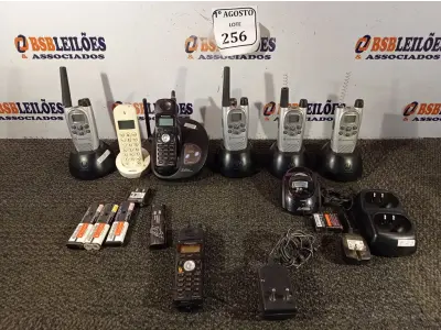 LOTE 256 - 04 APARELHOS WALK TALK; RÁDIOS COMUNICADORES COM CARREGADOR E 03 APARELHOS TELEFÔNICOS DIVERSOS. (NO ESTADO) ATENÇÃO! FAZER A VISITAÇÃO ANTES DE ARREMATAR, NÃO SABEMOS SE FUNCIONA. LEILÃO NÃO TEM GARANTIA E NEM DEVOLUÇÃO, SUJEITO A POSSÍVEIS AVARIAS VISÍVEIS/OCULTAS E/OU AUSÊNCIA DE COMPONENTES.