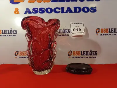 LOTE 046 -  01 VASO MURANO VERMELHO C/ BASE DE MADEIRA. (NO ESTADO EM QUE SE ENCONTRA) ATENÇÃO! FAZER A VISITAÇÃO ANTES DE ARREMATAR, NÃO SABEMOS SE FUNCIONA. LEILÃO NÃO TEM GARANTIA E NEM DEVOLUÇÃO, SUJEITO A POSSÍVEIS AVARIAS VISÍVEIS/OCULTAS E/OU AUSÊNCIA DE COMPONENTES.  