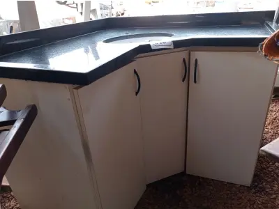 LOTE 540 - 01 ARMÁRIO DE CANTO PARA BANHEIRO COM PIA E PEDRA EM GRANITO (NO ESTADO) ATENÇÃO! FAZER A VISITAÇÃO ANTES DE ARREMATAR, NÃO SABEMOS SE FUNCIONA. LEILÃO NÃO TEM GARANTIA E NEM DEVOLUÇÃO, SUJEITO A POSSÍVEIS AVARIAS VISÍVEIS/OCULTAS E/OU AUSÊNCIA DE COMPONENTES.