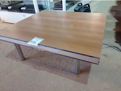 LOTE 526 -  01 MESA DE CENTRO COM TAMPO EM MADEIRA E BASE CROMADA. (NO ESTADO) ATENÇÃO! FAZER A VISITAÇÃO ANTES DE ARREMATAR, NÃO SABEMOS SE FUNCIONA. LEILÃO NÃO TEM GARANTIA E NEM DEVOLUÇÃO, SUJEITO A POSSÍVEIS AVARIAS VISÍVEIS/OCULTAS E/OU AUSÊNCIA DE COMPONENTES.