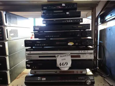 LOTE 469 - 11 APARELHOS DE DVD DIVERSOS.  (NO ESTADO) ATENÇÃO! FAZER A VISITAÇÃO ANTES DE ARREMATAR, NÃO SABEMOS SE FUNCIONA. LEILÃO NÃO TEM GARANTIA E NEM DEVOLUÇÃO, SUJEITO A POSSÍVEIS AVARIAS VISÍVEIS/OCULTAS E/OU AUSÊNCIA DE COMPONENTES.