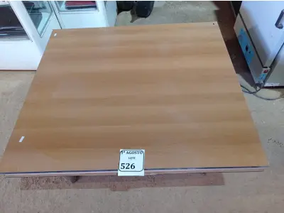 LOTE 526 -  01 MESA DE CENTRO COM TAMPO EM MADEIRA E BASE CROMADA. (NO ESTADO) ATENÇÃO! FAZER A VISITAÇÃO ANTES DE ARREMATAR, NÃO SABEMOS SE FUNCIONA. LEILÃO NÃO TEM GARANTIA E NEM DEVOLUÇÃO, SUJEITO A POSSÍVEIS AVARIAS VISÍVEIS/OCULTAS E/OU AUSÊNCIA DE COMPONENTES.