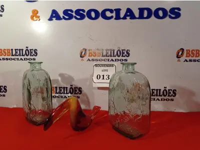 LOTE 013 - 01 ESCULTURA ACRÍLICO REPRESENTANDO TUCANO PALATINIK E 02 GARRAFAS EM VIDRO. (NO ESTADO EM QUE SE ENCONTRA) ATENÇÃO! FAZER A VISITAÇÃO ANTES DE ARREMATAR, NÃO SABEMOS SE FUNCIONA. LEILÃO NÃO TEM GARANTIA E NEM DEVOLUÇÃO, SUJEITO A POSSÍVEIS AVARIAS VISÍVEIS/OCULTAS E/OU AUSÊNCIA DE COMPONENTES.  