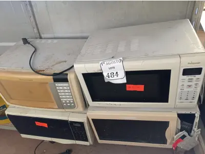 LOTE 484 - 04 MICRO ONDAS SENDO 01 MICRO ONDAS COM PRATO.  (NO ESTADO) ATENÇÃO! FAZER A VISITAÇÃO ANTES DE ARREMATAR, NÃO SABEMOS SE FUNCIONA. LEILÃO NÃO TEM GARANTIA E NEM DEVOLUÇÃO, SUJEITO A POSSÍVEIS AVARIAS VISÍVEIS/OCULTAS E/OU AUSÊNCIA DE COMPONENTES.