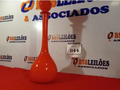 LOTE 044 - 01 GARRAFA MURANA VERMELHA C/ TAMPA. (NO ESTADO EM QUE SE ENCONTRA) ATENÇÃO! FAZER A VISITAÇÃO ANTES DE ARREMATAR, NÃO SABEMOS SE FUNCIONA. LEILÃO NÃO TEM GARANTIA E NEM DEVOLUÇÃO, SUJEITO A POSSÍVEIS AVARIAS VISÍVEIS/OCULTAS E/OU AUSÊNCIA DE COMPONENTES.  