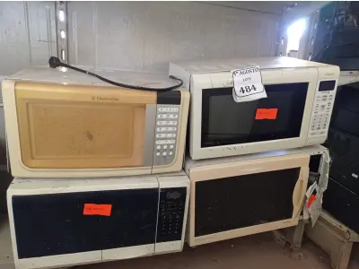 LOTE 484 - 04 MICRO ONDAS SENDO 01 MICRO ONDAS COM PRATO.  (NO ESTADO) ATENÇÃO! FAZER A VISITAÇÃO ANTES DE ARREMATAR, NÃO SABEMOS SE FUNCIONA. LEILÃO NÃO TEM GARANTIA E NEM DEVOLUÇÃO, SUJEITO A POSSÍVEIS AVARIAS VISÍVEIS/OCULTAS E/OU AUSÊNCIA DE COMPONENTES.