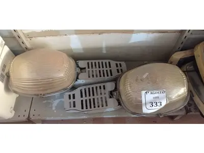 LOTE 333 - 02 LUMINÁRIAS PARA POSTE. (NO ESTADO) ATENÇÃO! FAZER A VISITAÇÃO ANTES DE ARREMATAR, NÃO SABEMOS SE FUNCIONA. LEILÃO NÃO TEM GARANTIA E NEM DEVOLUÇÃO, SUJEITO A POSSÍVEIS AVARIAS VISÍVEIS/OCULTAS E/OU AUSÊNCIA DE COMPONENTES.