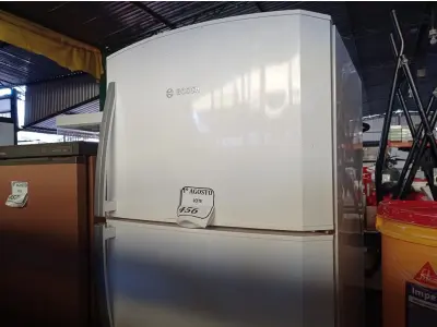LOTE 456 - 01 GELADEIRA BOCH FROSFREE.  (NO ESTADO) ATENÇÃO! FAZER A VISITAÇÃO ANTES DE ARREMATAR, NÃO SABEMOS SE FUNCIONA. LEILÃO NÃO TEM GARANTIA E NEM DEVOLUÇÃO, SUJEITO A POSSÍVEIS AVARIAS VISÍVEIS/OCULTAS E/OU AUSÊNCIA DE COMPONENTES.