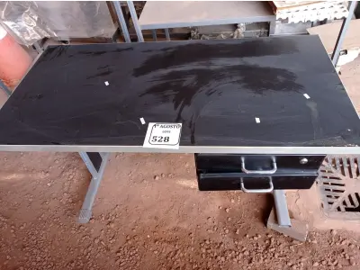 LOTE 528 -  01 MESA COM 02 GAVETAS. (NO ESTADO) ATENÇÃO! FAZER A VISITAÇÃO ANTES DE ARREMATAR, NÃO SABEMOS SE FUNCIONA. LEILÃO NÃO TEM GARANTIA E NEM DEVOLUÇÃO, SUJEITO A POSSÍVEIS AVARIAS VISÍVEIS/OCULTAS E/OU AUSÊNCIA DE COMPONENTES.