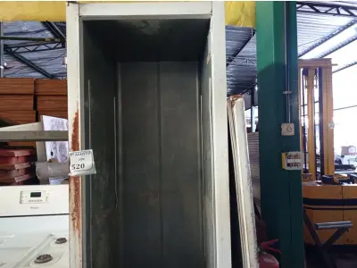 LOTE 520 - 01 FREEZER VERTICAL GELOPAR COM AVARIAS. (NO ESTADO) ATENÇÃO! FAZER A VISITAÇÃO ANTES DE ARREMATAR, NÃO SABEMOS SE FUNCIONA. LEILÃO NÃO TEM GARANTIA E NEM DEVOLUÇÃO, SUJEITO A POSSÍVEIS AVARIAS VISÍVEIS/OCULTAS E/OU AUSÊNCIA DE COMPONENTES.