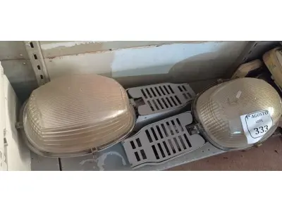 LOTE 333 - 02 LUMINÁRIAS PARA POSTE. (NO ESTADO) ATENÇÃO! FAZER A VISITAÇÃO ANTES DE ARREMATAR, NÃO SABEMOS SE FUNCIONA. LEILÃO NÃO TEM GARANTIA E NEM DEVOLUÇÃO, SUJEITO A POSSÍVEIS AVARIAS VISÍVEIS/OCULTAS E/OU AUSÊNCIA DE COMPONENTES.