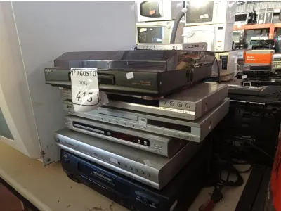 LOTE 415 - 02 APARELHOS DE SOM, 06 APARELHOS DE DVD, 01 VHS E 01 TOCA VINIL. (NO ESTADO) ATENÇÃO! FAZER A VISITAÇÃO ANTES DE ARREMATAR, NÃO SABEMOS SE FUNCIONA. LEILÃO NÃO TEM GARANTIA E NEM DEVOLUÇÃO, SUJEITO A POSSÍVEIS AVARIAS VISÍVEIS/OCULTAS E/OU AUSÊNCIA DE COMPONENTES.
