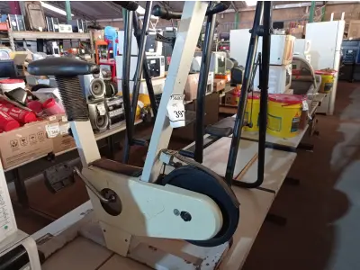 LOTE 397 - 01 SIMULADOR DE CAMINHADA E 01 BICICLETA ERGOMÉTRICA. (NO ESTADO) ATENÇÃO! FAZER A VISITAÇÃO ANTES DE ARREMATAR, NÃO SABEMOS SE FUNCIONA. LEILÃO NÃO TEM GARANTIA E NEM DEVOLUÇÃO, SUJEITO A POSSÍVEIS AVARIAS VISÍVEIS/OCULTAS E/OU AUSÊNCIA DE COMPONENTES.