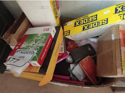 LOTE 477 - 01 CAIXAS COM VÁRIAS CAPAS DE CELULARES DIVERSOS E MODENS ANTIGOS (NO ESTADO) ATENÇÃO! FAZER A VISITAÇÃO ANTES DE ARREMATAR, NÃO SABEMOS SE FUNCIONA. LEILÃO NÃO TEM GARANTIA E NEM DEVOLUÇÃO, SUJEITO A POSSÍVEIS AVARIAS VISÍVEIS/OCULTAS E/OU AUSÊNCIA DE COMPONENTES.