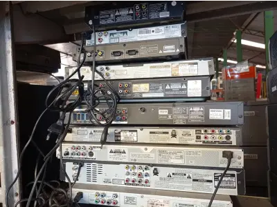 LOTE 469 - 11 APARELHOS DE DVD DIVERSOS.  (NO ESTADO) ATENÇÃO! FAZER A VISITAÇÃO ANTES DE ARREMATAR, NÃO SABEMOS SE FUNCIONA. LEILÃO NÃO TEM GARANTIA E NEM DEVOLUÇÃO, SUJEITO A POSSÍVEIS AVARIAS VISÍVEIS/OCULTAS E/OU AUSÊNCIA DE COMPONENTES.
