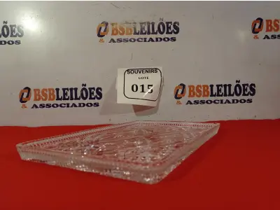 LOTE 015 - 01 BANDEJA CRISTAL BOHEMIA. (NO ESTADO EM QUE SE ENCONTRA) ATENÇÃO! FAZER A VISITAÇÃO ANTES DE ARREMATAR, NÃO SABEMOS SE FUNCIONA. LEILÃO NÃO TEM GARANTIA E NEM DEVOLUÇÃO, SUJEITO A POSSÍVEIS AVARIAS VISÍVEIS/OCULTAS E/OU AUSÊNCIA DE COMPONENTES.