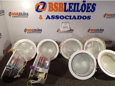 LOTE 324 - 08 LUMINÁRIAS. (NO ESTADO) ATENÇÃO! FAZER A VISITAÇÃO ANTES DE ARREMATAR, NÃO SABEMOS SE FUNCIONA. LEILÃO NÃO TEM GARANTIA E NEM DEVOLUÇÃO, SUJEITO A POSSÍVEIS AVARIAS VISÍVEIS/OCULTAS E/OU AUSÊNCIA DE COMPONENTES.
