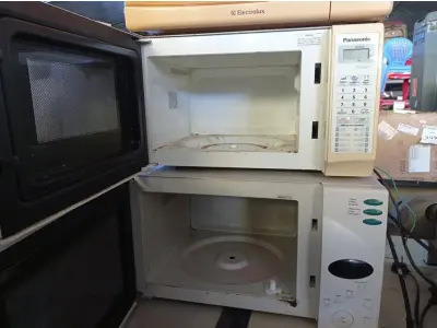 LOTE 402 - 03 MICRO-ONDAS SEM PRATOS. (NO ESTADO) ATENÇÃO! FAZER A VISITAÇÃO ANTES DE ARREMATAR, NÃO SABEMOS SE FUNCIONA. LEILÃO NÃO TEM GARANTIA E NEM DEVOLUÇÃO, SUJEITO A POSSÍVEIS AVARIAS VISÍVEIS/OCULTAS E/OU AUSÊNCIA DE COMPONENTES.
