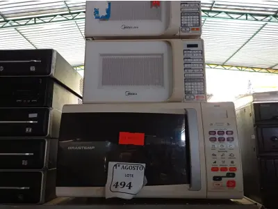 LOTE 494 - 03 MICRO- ONDAS DIVERSOS SEM PRATO. .  (NO ESTADO) ATENÇÃO! FAZER A VISITAÇÃO ANTES DE ARREMATAR, NÃO SABEMOS SE FUNCIONA. LEILÃO NÃO TEM GARANTIA E NEM DEVOLUÇÃO, SUJEITO A POSSÍVEIS AVARIAS VISÍVEIS/OCULTAS E/OU AUSÊNCIA DE COMPONENTES.