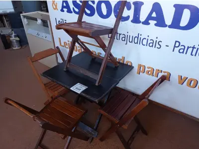 LOTE 360 - 01 MESA COM 04 CADEIRAS COM AVARIAS EM MADEIRA DOBRÁVEL. (NO ESTADO) ATENÇÃO! FAZER A VISITAÇÃO ANTES DE ARREMATAR, NÃO SABEMOS SE FUNCIONA. LEILÃO NÃO TEM GARANTIA E NEM DEVOLUÇÃO, SUJEITO A POSSÍVEIS AVARIAS VISÍVEIS/OCULTAS E/OU AUSÊNCIA DE COMPONENTES.
