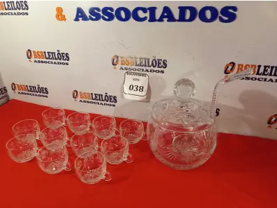 LOTE 038 -  01 PONCHEIRA, 01 CONCHA E 11 XÍCARAS. (NO ESTADO EM QUE SE ENCONTRA) ATENÇÃO! FAZER A VISITAÇÃO ANTES DE ARREMATAR, NÃO SABEMOS SE FUNCIONA. LEILÃO NÃO TEM GARANTIA E NEM DEVOLUÇÃO, SUJEITO A POSSÍVEIS AVARIAS VISÍVEIS/OCULTAS E/OU AUSÊNCIA DE COMPONENTES.  