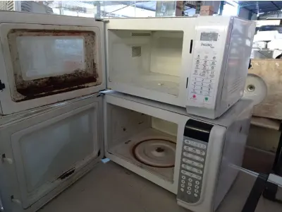LOTE 395 - 02 MICRO ONDAS SEM PRATOS. (NO ESTADO) ATENÇÃO! FAZER A VISITAÇÃO ANTES DE ARREMATAR, NÃO SABEMOS SE FUNCIONA. LEILÃO NÃO TEM GARANTIA E NEM DEVOLUÇÃO, SUJEITO A POSSÍVEIS AVARIAS VISÍVEIS/OCULTAS E/OU AUSÊNCIA DE COMPONENTES.