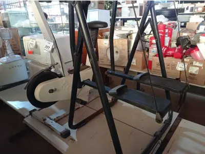LOTE 397 - 01 SIMULADOR DE CAMINHADA E 01 BICICLETA ERGOMÉTRICA. (NO ESTADO) ATENÇÃO! FAZER A VISITAÇÃO ANTES DE ARREMATAR, NÃO SABEMOS SE FUNCIONA. LEILÃO NÃO TEM GARANTIA E NEM DEVOLUÇÃO, SUJEITO A POSSÍVEIS AVARIAS VISÍVEIS/OCULTAS E/OU AUSÊNCIA DE COMPONENTES.