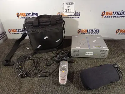 LOTE 374 - 01 PROJETOR SANYO COM BOLSA, CONTROLE E CABOS.  (NO ESTADO) ATENÇÃO! FAZER A VISITAÇÃO ANTES DE ARREMATAR, NÃO SABEMOS SE FUNCIONA. LEILÃO NÃO TEM GARANTIA E NEM DEVOLUÇÃO, SUJEITO A POSSÍVEIS AVARIAS VISÍVEIS/OCULTAS E/OU AUSÊNCIA DE COMPONENTES.
