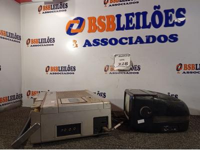 LOTE 328 - 01 TV/RADIO PRECISION E 01 TV/RADIO/CASSETE BAKOSONIC (ANTIGO E FUNCIONANDO). (NO ESTADO) ATENÇÃO! FAZER A VISITAÇÃO ANTES DE ARREMATAR, NÃO SABEMOS SE FUNCIONA. LEILÃO NÃO TEM GARANTIA E NEM DEVOLUÇÃO, SUJEITO A POSSÍVEIS AVARIAS VISÍVEIS/OCULTAS E/OU AUSÊNCIA DE COMPONENTES.