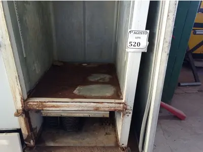 LOTE 520 - 01 FREEZER VERTICAL GELOPAR COM AVARIAS. (NO ESTADO) ATENÇÃO! FAZER A VISITAÇÃO ANTES DE ARREMATAR, NÃO SABEMOS SE FUNCIONA. LEILÃO NÃO TEM GARANTIA E NEM DEVOLUÇÃO, SUJEITO A POSSÍVEIS AVARIAS VISÍVEIS/OCULTAS E/OU AUSÊNCIA DE COMPONENTES.