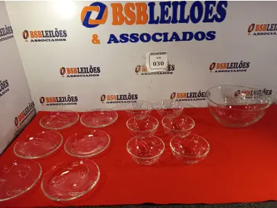 LOTE 030 - 01 TIGELA COM 06 PRATOS DE SOBREMESA E 06 BOLIS DESENHO DE FOLHAS. (NO ESTADO EM QUE SE ENCONTRA) ATENÇÃO! FAZER A VISITAÇÃO ANTES DE ARREMATAR, NÃO SABEMOS SE FUNCIONA. LEILÃO NÃO TEM GARANTIA E NEM DEVOLUÇÃO, SUJEITO A POSSÍVEIS AVARIAS VISÍVEIS/OCULTAS E/OU AUSÊNCIA DE COMPONENTES.  