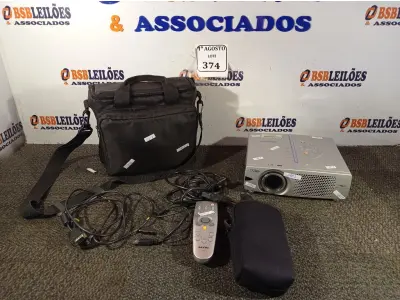 LOTE 374 - 01 PROJETOR SANYO COM BOLSA, CONTROLE E CABOS.  (NO ESTADO) ATENÇÃO! FAZER A VISITAÇÃO ANTES DE ARREMATAR, NÃO SABEMOS SE FUNCIONA. LEILÃO NÃO TEM GARANTIA E NEM DEVOLUÇÃO, SUJEITO A POSSÍVEIS AVARIAS VISÍVEIS/OCULTAS E/OU AUSÊNCIA DE COMPONENTES.