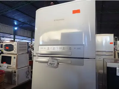 LOTE 407 - 01 GELADEIRA FROSS FREE ELECTROLUX 220VOLTS. (NO ESTADO) ATENÇÃO! FAZER A VISITAÇÃO ANTES DE ARREMATAR, NÃO SABEMOS SE FUNCIONA. LEILÃO NÃO TEM GARANTIA E NEM DEVOLUÇÃO, SUJEITO A POSSÍVEIS AVARIAS VISÍVEIS/OCULTAS E/OU AUSÊNCIA DE COMPONENTES.