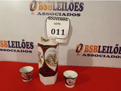 LOTE 011 - 01 GARRAFINHA DE SAQUÊ COM 02 COPOS FUNDO GUEISHA SATSUMA. (NO ESTADO EM QUE SE ENCONTRA) ATENÇÃO! FAZER A VISITAÇÃO ANTES DE ARREMATAR, NÃO SABEMOS SE FUNCIONA. LEILÃO NÃO TEM GARANTIA E NEM DEVOLUÇÃO, SUJEITO A POSSÍVEIS AVARIAS VISÍVEIS/OCULTAS E/OU AUSÊNCIA DE COMPONENTES.  