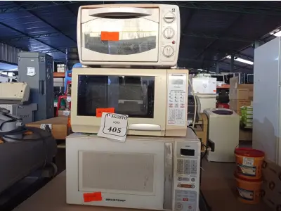 LOTE 405 - 02 MICRO-ONDAS SEM PRATO E 01 FORNO ELÉTRICO PEQUENO. (NO ESTADO) ATENÇÃO! FAZER A VISITAÇÃO ANTES DE ARREMATAR, NÃO SABEMOS SE FUNCIONA. LEILÃO NÃO TEM GARANTIA E NEM DEVOLUÇÃO, SUJEITO A POSSÍVEIS AVARIAS VISÍVEIS/OCULTAS E/OU AUSÊNCIA DE COMPONENTES.