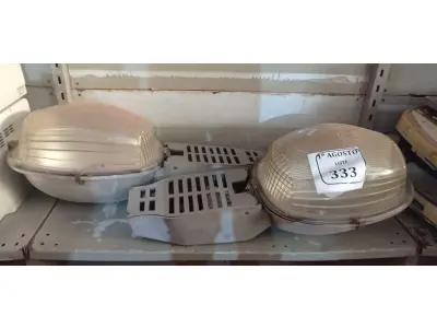 LOTE 333 - 02 LUMINÁRIAS PARA POSTE. (NO ESTADO) ATENÇÃO! FAZER A VISITAÇÃO ANTES DE ARREMATAR, NÃO SABEMOS SE FUNCIONA. LEILÃO NÃO TEM GARANTIA E NEM DEVOLUÇÃO, SUJEITO A POSSÍVEIS AVARIAS VISÍVEIS/OCULTAS E/OU AUSÊNCIA DE COMPONENTES.