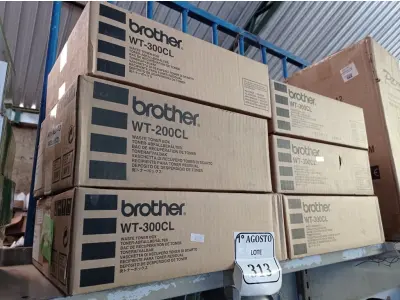 LOTE 313 - 06 CAIXAS PARA RESIDUOS -WT 300 BROTHER ORIGINAL. (NO ESTADO) ATENÇÃO! FAZER A VISITAÇÃO ANTES DE ARREMATAR, NÃO SABEMOS SE FUNCIONA. LEILÃO NÃO TEM GARANTIA E NEM DEVOLUÇÃO, SUJEITO A POSSÍVEIS AVARIAS VISÍVEIS/OCULTAS E/OU AUSÊNCIA DE COMPONENTES.
