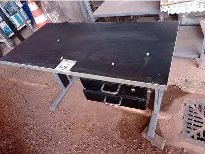 LOTE 528 -  01 MESA COM 02 GAVETAS. (NO ESTADO) ATENÇÃO! FAZER A VISITAÇÃO ANTES DE ARREMATAR, NÃO SABEMOS SE FUNCIONA. LEILÃO NÃO TEM GARANTIA E NEM DEVOLUÇÃO, SUJEITO A POSSÍVEIS AVARIAS VISÍVEIS/OCULTAS E/OU AUSÊNCIA DE COMPONENTES.