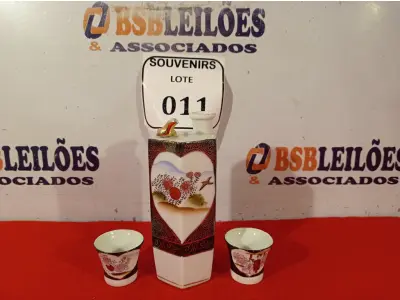 LOTE 011 - 01 GARRAFINHA DE SAQUÊ COM 02 COPOS FUNDO GUEISHA SATSUMA. (NO ESTADO EM QUE SE ENCONTRA) ATENÇÃO! FAZER A VISITAÇÃO ANTES DE ARREMATAR, NÃO SABEMOS SE FUNCIONA. LEILÃO NÃO TEM GARANTIA E NEM DEVOLUÇÃO, SUJEITO A POSSÍVEIS AVARIAS VISÍVEIS/OCULTAS E/OU AUSÊNCIA DE COMPONENTES.  