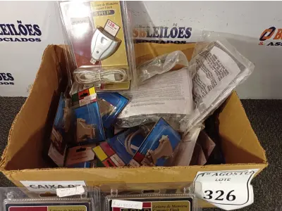 LOTE 326 - 01 LOTE COM CAIXAS COM CABOS E ADAPTADORES. (NO ESTADO) ATENÇÃO! FAZER A VISITAÇÃO ANTES DE ARREMATAR, NÃO SABEMOS SE FUNCIONA. LEILÃO NÃO TEM GARANTIA E NEM DEVOLUÇÃO, SUJEITO A POSSÍVEIS AVARIAS VISÍVEIS/OCULTAS E/OU AUSÊNCIA DE COMPONENTES.