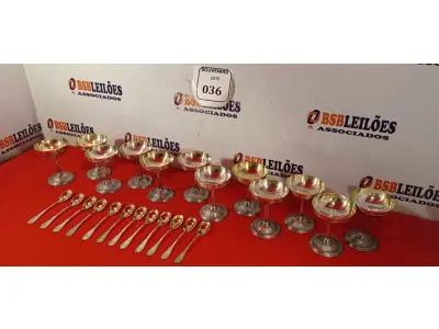 LOTE 036 - 01 JOGO DE TAÇA DE SORVETE COM 12 COLHERES DE INOX COM BANHO DE PRATA. (NO ESTADO EM QUE SE ENCONTRA) ATENÇÃO! FAZER A VISITAÇÃO ANTES DE ARREMATAR, NÃO SABEMOS SE FUNCIONA. LEILÃO NÃO TEM GARANTIA E NEM DEVOLUÇÃO, SUJEITO A POSSÍVEIS AVARIAS VISÍVEIS/OCULTAS E/OU AUSÊNCIA DE COMPONENTES.  