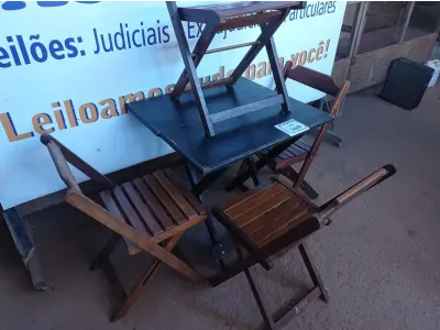 LOTE 360 - 01 MESA COM 04 CADEIRAS COM AVARIAS EM MADEIRA DOBRÁVEL. (NO ESTADO) ATENÇÃO! FAZER A VISITAÇÃO ANTES DE ARREMATAR, NÃO SABEMOS SE FUNCIONA. LEILÃO NÃO TEM GARANTIA E NEM DEVOLUÇÃO, SUJEITO A POSSÍVEIS AVARIAS VISÍVEIS/OCULTAS E/OU AUSÊNCIA DE COMPONENTES.