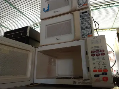 LOTE 494 - 03 MICRO- ONDAS DIVERSOS SEM PRATO. .  (NO ESTADO) ATENÇÃO! FAZER A VISITAÇÃO ANTES DE ARREMATAR, NÃO SABEMOS SE FUNCIONA. LEILÃO NÃO TEM GARANTIA E NEM DEVOLUÇÃO, SUJEITO A POSSÍVEIS AVARIAS VISÍVEIS/OCULTAS E/OU AUSÊNCIA DE COMPONENTES.