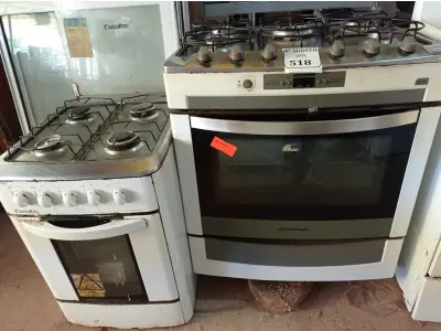 LOTE 518 -  02 FOGÕES COM AVARIAS. (NO ESTADO) ATENÇÃO! FAZER A VISITAÇÃO ANTES DE ARREMATAR, NÃO SABEMOS SE FUNCIONA. LEILÃO NÃO TEM GARANTIA E NEM DEVOLUÇÃO, SUJEITO A POSSÍVEIS AVARIAS VISÍVEIS/OCULTAS E/OU AUSÊNCIA DE COMPONENTES.
