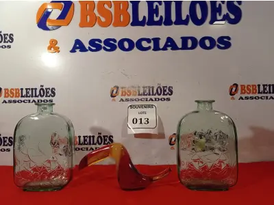 LOTE 013 - 01 ESCULTURA ACRÍLICO REPRESENTANDO TUCANO PALATINIK E 02 GARRAFAS EM VIDRO. (NO ESTADO EM QUE SE ENCONTRA) ATENÇÃO! FAZER A VISITAÇÃO ANTES DE ARREMATAR, NÃO SABEMOS SE FUNCIONA. LEILÃO NÃO TEM GARANTIA E NEM DEVOLUÇÃO, SUJEITO A POSSÍVEIS AVARIAS VISÍVEIS/OCULTAS E/OU AUSÊNCIA DE COMPONENTES.  
