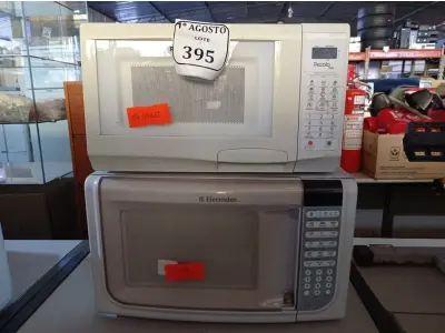 LOTE 395 - 02 MICRO ONDAS SEM PRATOS. (NO ESTADO) ATENÇÃO! FAZER A VISITAÇÃO ANTES DE ARREMATAR, NÃO SABEMOS SE FUNCIONA. LEILÃO NÃO TEM GARANTIA E NEM DEVOLUÇÃO, SUJEITO A POSSÍVEIS AVARIAS VISÍVEIS/OCULTAS E/OU AUSÊNCIA DE COMPONENTES.