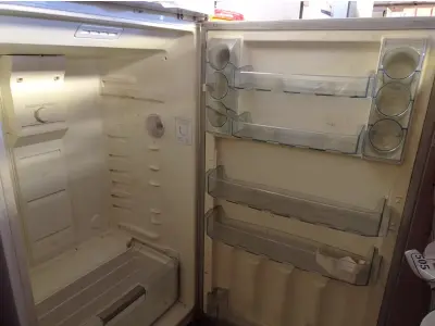 LOTE 456 - 01 GELADEIRA BOCH FROSFREE.  (NO ESTADO) ATENÇÃO! FAZER A VISITAÇÃO ANTES DE ARREMATAR, NÃO SABEMOS SE FUNCIONA. LEILÃO NÃO TEM GARANTIA E NEM DEVOLUÇÃO, SUJEITO A POSSÍVEIS AVARIAS VISÍVEIS/OCULTAS E/OU AUSÊNCIA DE COMPONENTES.