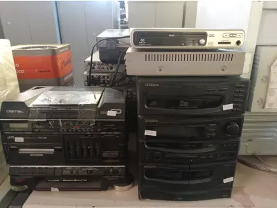 LOTE 415 - 02 APARELHOS DE SOM, 06 APARELHOS DE DVD, 01 VHS E 01 TOCA VINIL. (NO ESTADO) ATENÇÃO! FAZER A VISITAÇÃO ANTES DE ARREMATAR, NÃO SABEMOS SE FUNCIONA. LEILÃO NÃO TEM GARANTIA E NEM DEVOLUÇÃO, SUJEITO A POSSÍVEIS AVARIAS VISÍVEIS/OCULTAS E/OU AUSÊNCIA DE COMPONENTES.