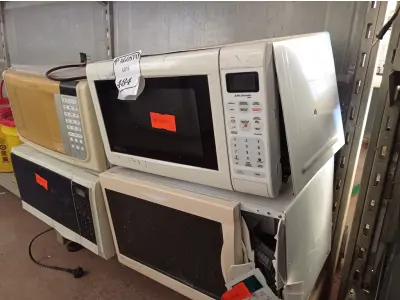 LOTE 484 - 04 MICRO ONDAS SENDO 01 MICRO ONDAS COM PRATO.  (NO ESTADO) ATENÇÃO! FAZER A VISITAÇÃO ANTES DE ARREMATAR, NÃO SABEMOS SE FUNCIONA. LEILÃO NÃO TEM GARANTIA E NEM DEVOLUÇÃO, SUJEITO A POSSÍVEIS AVARIAS VISÍVEIS/OCULTAS E/OU AUSÊNCIA DE COMPONENTES.